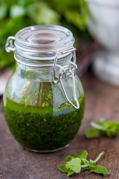 Marinata di salsa di erbe saporita verde da origano, prezzemolo, olio, trad — Foto Stock