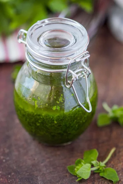 Marinade de sauce aux herbes vertes de l'origan, persil, huile, trad — Photo