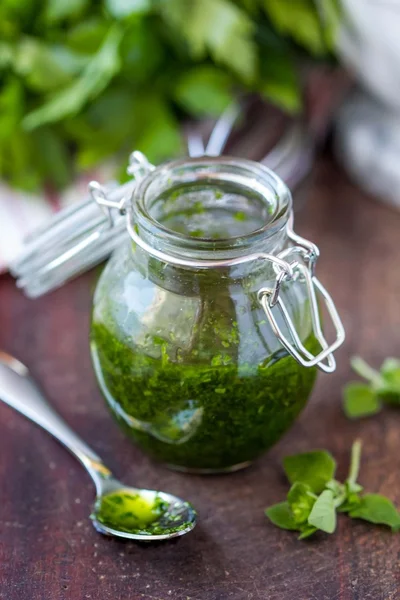 Escabeche de molho de ervas saboroso verde de orégano, salsa, óleo, trad — Fotografia de Stock