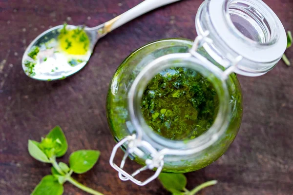 Grüne wohlschmeckende Kräutermarinade aus Oregano, Petersilie, Öl, Trad — Stockfoto