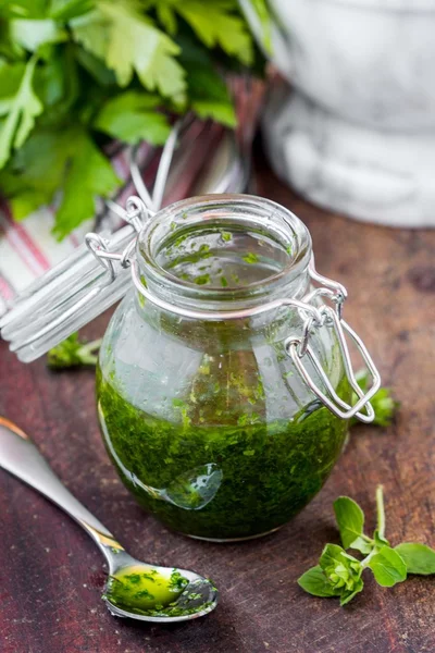 Escabeche de molho de ervas saboroso verde de orégano, salsa, óleo, trad — Fotografia de Stock