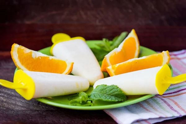 白の自家製アイスクリームとオレンジ、ミント夏のデザート — ストック写真