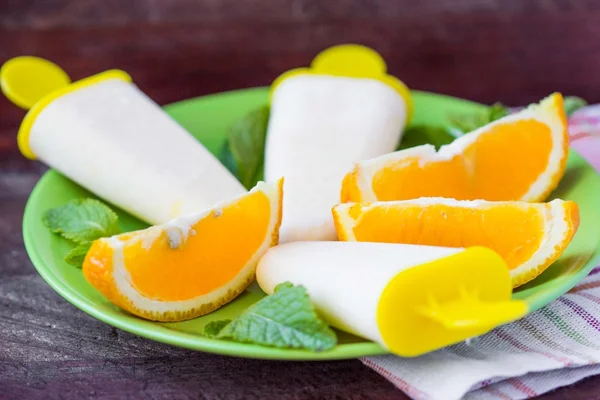 White homemade ice cream with orange and mint, summer dessert — Stock Photo, Image