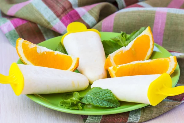 White homemade ice cream with orange and mint, summer dessert — Stock Photo, Image