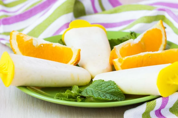 Helado blanco casero con naranja y menta, postre de verano — Foto de Stock