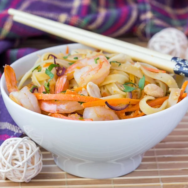 Fideos asiáticos con camarones, verduras, zanahorias, cacahuetes, cebollas , —  Fotos de Stock