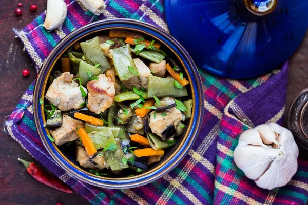 Estofado oriental con carne, verduras, judías verdes, zanahoria en tagi — Foto de Stock