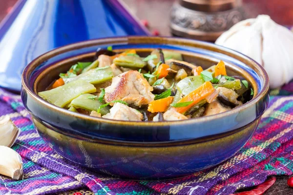 Orientalne gulasz z mięsa, warzywa, fasola szparagowa, marchew w tagi — Zdjęcie stockowe