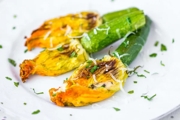 Gebratene Zucchini-Blüten gefüllt mit Frischkäse, Ricotta, lecker — Stockfoto