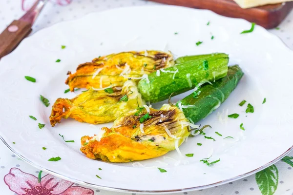 Stekt zucchini blommor fyllda med färskost, ricotta, välsmakande — Stockfoto