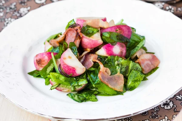 Varm sallad med stekt rädisor, spenat, bacon, grädde ost fet — Stockfoto