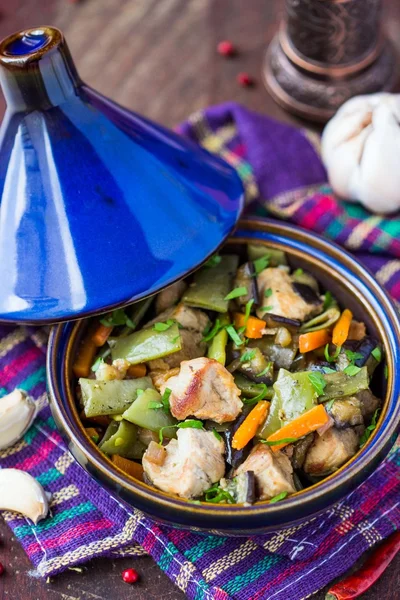 Oriental stew with meat, vegetables, green beans, carrot in tagi — Stock Image Oriental stew with meat, vegetables, green beans, carrot in tagi Stock Picture