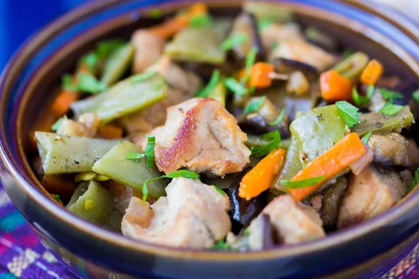 Oriental stew with meat, vegetables, green beans, carrot in tagi — Stock Image Oriental stew with meat, vegetables, green beans, carrot in tagi Stock Photo
