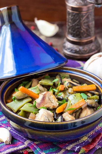 Oriental stew with meat, vegetables, green beans, carrot in tagi — Stock Image Oriental stew with meat, vegetables, green beans, carrot in tagi Royalty Free Stock Images