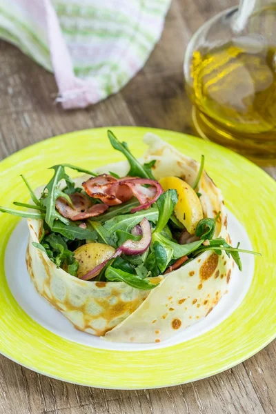 Village warm salad with potatoes, spinach, arugula, onions, baco — Stock Photo, Image