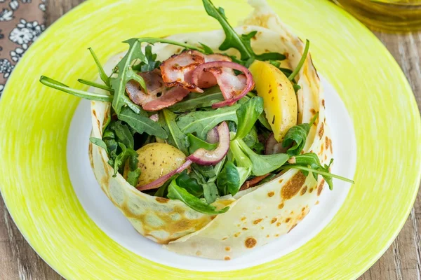 Dorfwarmer Salat mit Kartoffeln, Spinat, Rucola, Zwiebeln, Speck — Stockfoto