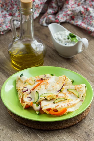 Panqueques finos rellenos de verduras y salsa griega, crepes en — Foto de Stock