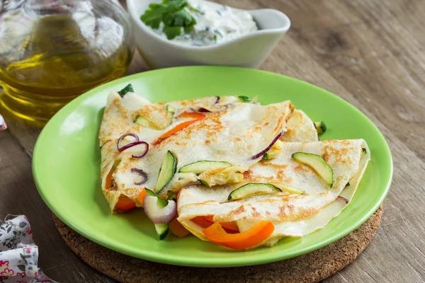 Thin pancakes stuffed with vegetables and greek sauce, crepes on — Stock Photo, Image