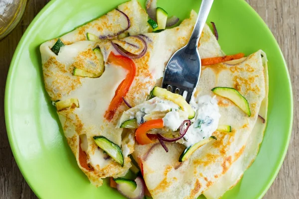 Thin pancakes stuffed with vegetables and greek sauce, crepes on — Stock Photo, Image