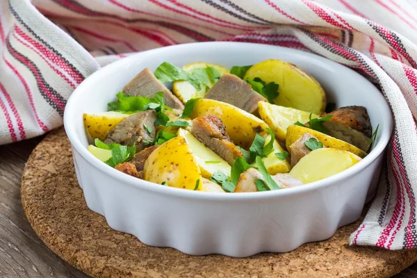 Patatas al horno con carne en el horno, plato casero — Foto de Stock