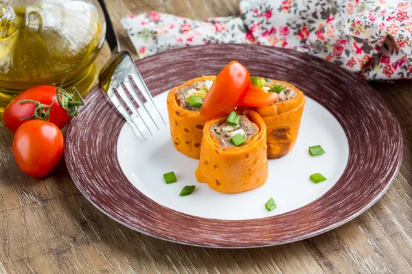 Rollen van tomaat pancakes, pannenkoeken gevuld met pate van de lever, eieren, — Stockfoto