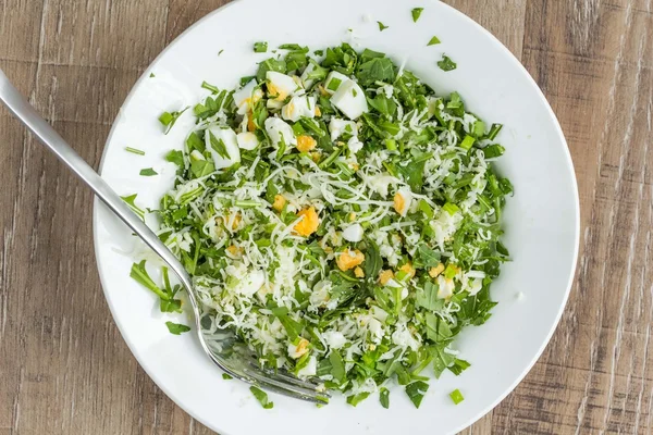 Salade, vulling van Groenen, peterselie, spinazie, eieren, kaas — Stockfoto