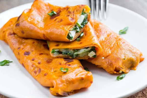 Red tomato pancakes with cheese, eggs, greens, spinach, arugula, — Stock Photo, Image