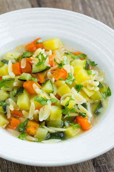 Plantaardige minestrone met orzo pasta, courgette, paprika, aardappel — Stockfoto