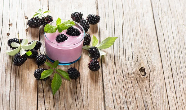 Вкусный ягодный йогурт с ежевикой — стоковое фото