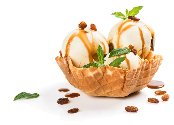 Cesto di wafer con gelato alla vaniglia — Foto Stock