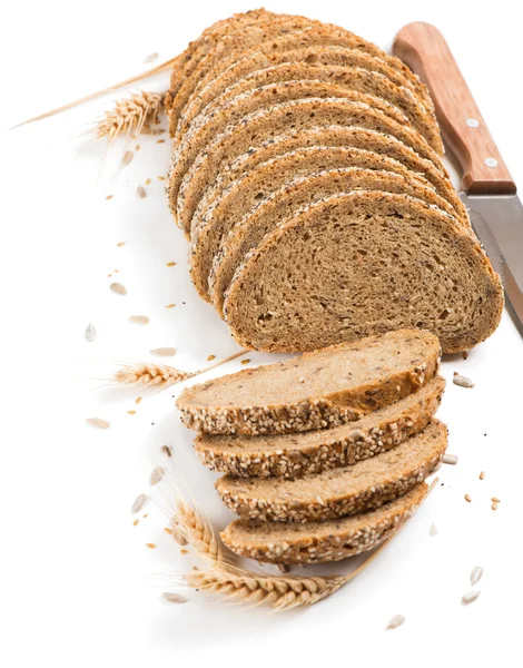 Целый хлеб с семенами — стоковое фото