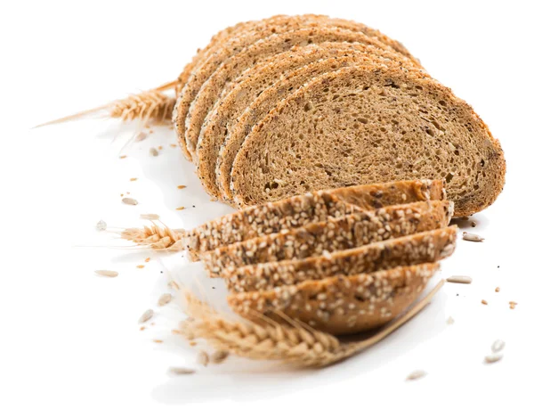 Хлебные ломтики и стебли пшеницы . — стоковое фото