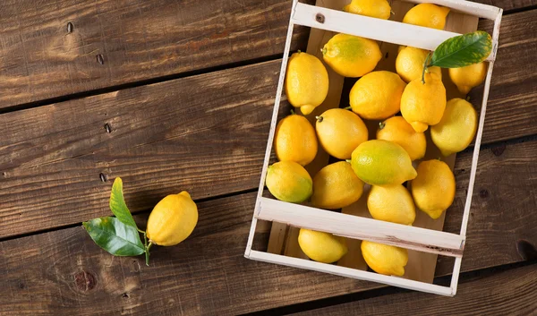 Lemons in wooden box — Stock Photo, Image