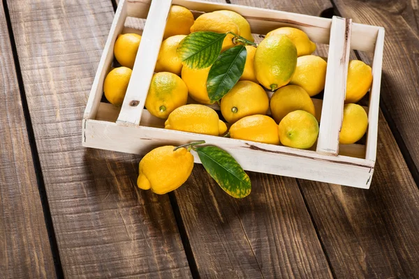 Limones en caja —  Fotos de Stock