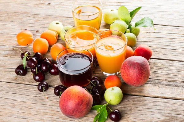 Juice med frukter — Stockfoto