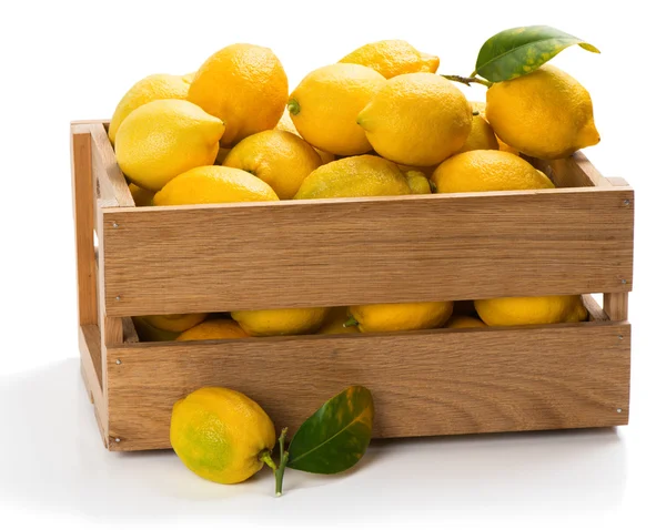 Limones en una caja . —  Fotos de Stock