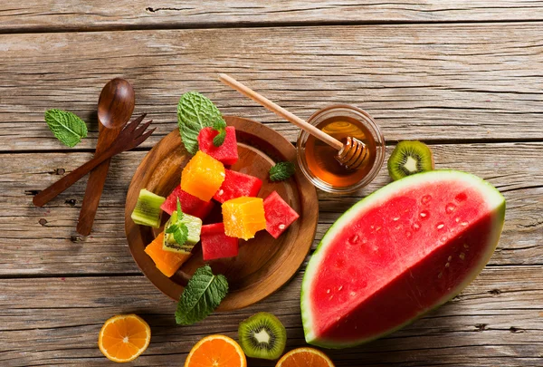 Salát s čerstvým ovocem, nad zobrazením. — Stock fotografie