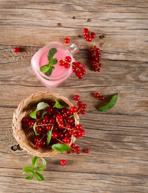 Frenk üzümü, güler yüzlü görünümünü yukarıda 