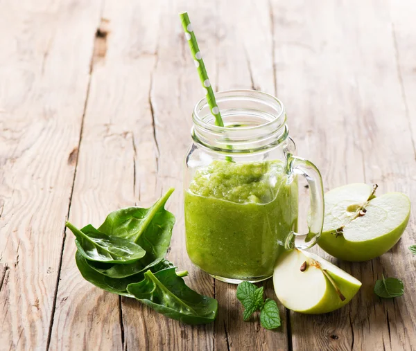 Puree with apple and spinach — Stock Photo, Image