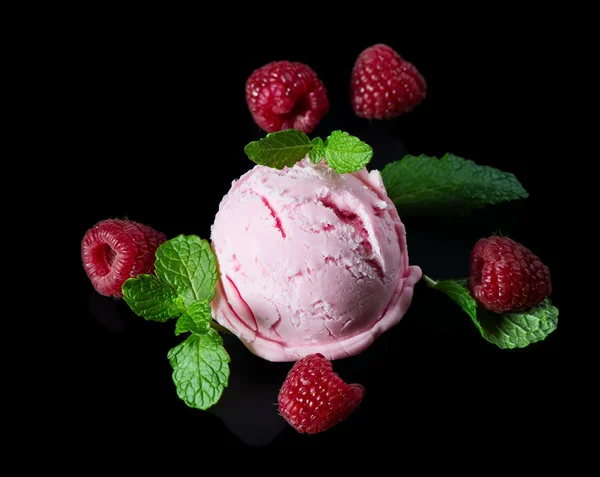 Helado de frambuesa con bayas frescas y menta . —  Fotos de Stock