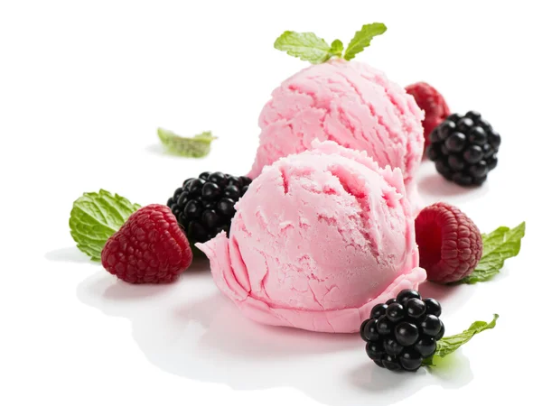 딸기와 맛 있는 아이스크림 — 스톡 사진