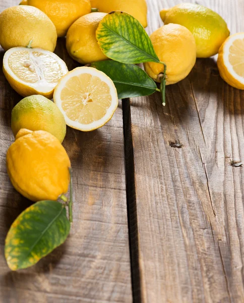 Limoni su un tavolo . — Foto Stock