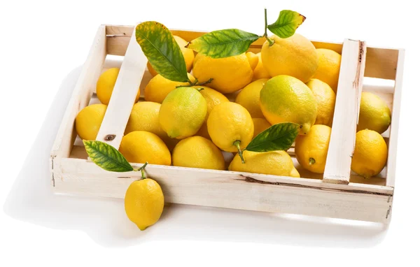 Limoni freschi in una scatola . — Foto Stock