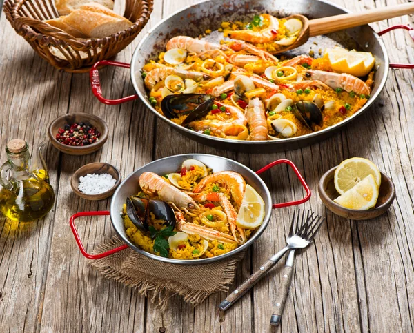 Tyypillinen espanjalainen paella . — kuvapankkivalokuva