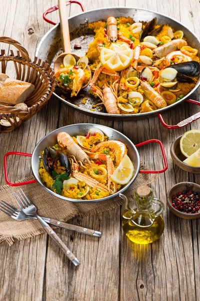 Paella aux légumes et fruits de mer . — Photo