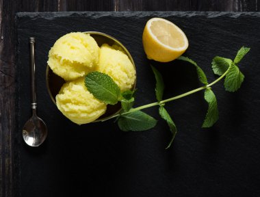 Görünümünün üzerinde limon sorbe.