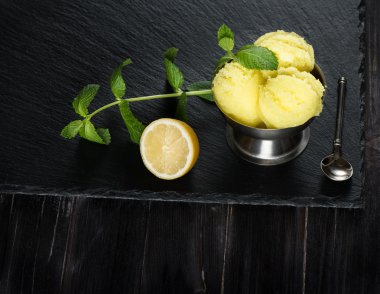 Limon ve taze limon sorbe.