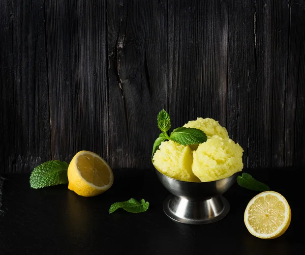 Lemon ice cream sorbet. — Stock Photo, Image