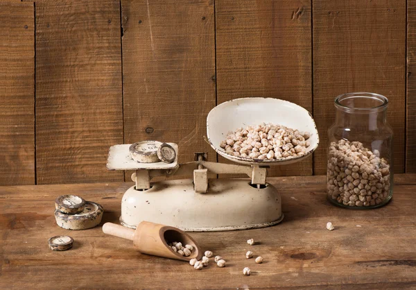 ひよこ豆の重量を量るビンテージ キッチン スケール. — ストック写真