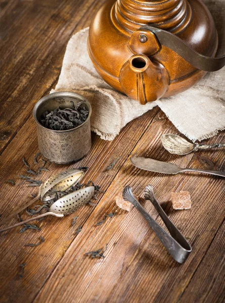 Clay kettle, dry black tea — Stock Photo, Image